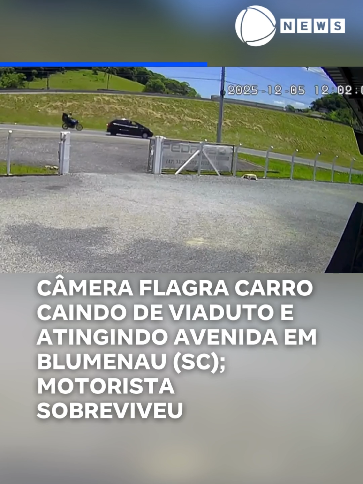 Câmera flagra carro caindo de viaduto e atingindo avenida em Blumenau (SC); motorista sobreviveu Um flagrante registrou o momento exato em que um carro caiu de cima de um viaduto em Bluemenau (SC). Segundo relato da motorista, o veículo deslizou na pista, fazendo com que ela perdesse o controle da direção e caíssse na avenida que passa logo abaixo. Por sorte, nenhum outro carro passava pelo local no momento da queda. A motorista foi socorrida e levada ao hospital apenas com um ferimento leve na cabeça. 📲 #RecordNews