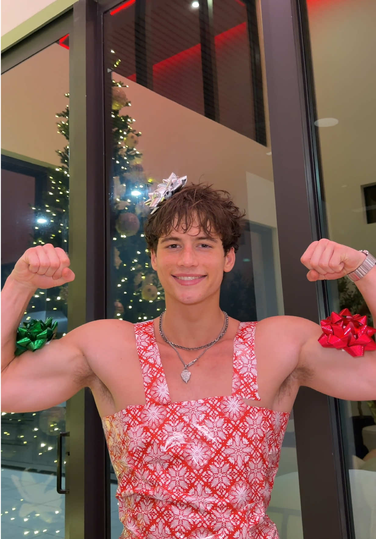 Ora, qué buen regalo me tocó a mí 🥹 🎁  @bách  #humor #perosiquierennoeshumor #amigosquesebesansonlamejorcompañia #christmas #carlosalbertofuentes 