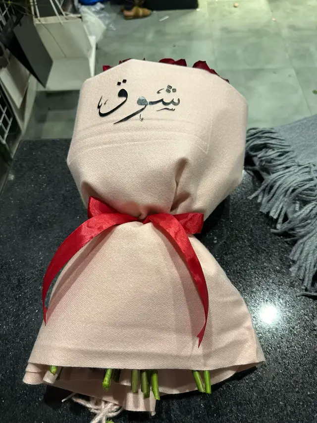 سكارف مع الورد تنسيق وتوصيل فوري الرياض #هدايا_الشتاء #سكارف_شتوي #شال_سكارف_مع_الورد#شال_كشميري #هدايا_نسائيه 