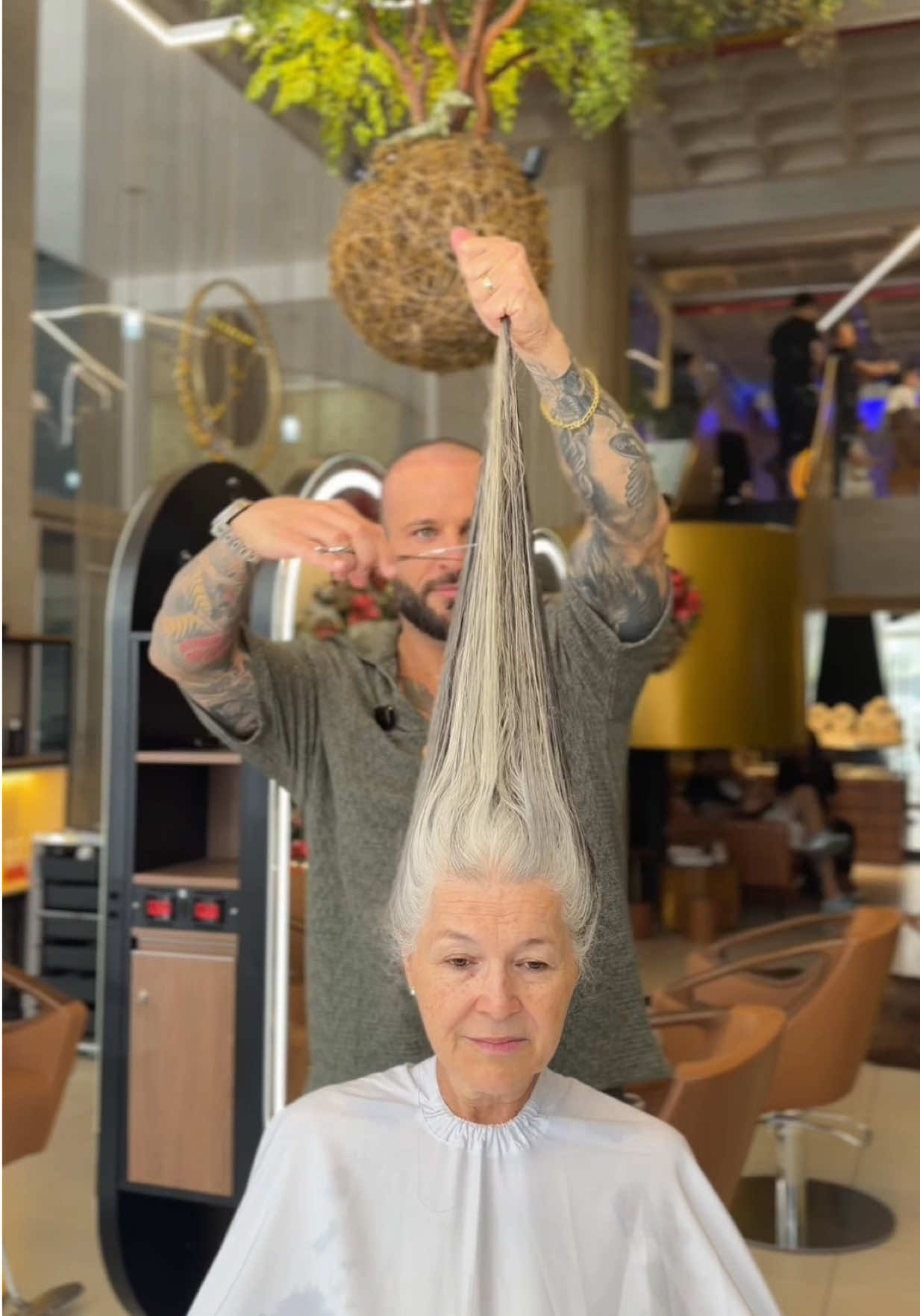 Será que você teria coragem de fazer isso aqui? Me segue pra descobrir o seu corte ideal. ✨🔥 #cortefeminino #cabelocurto #hairtransformation #visagismo #hairstyles