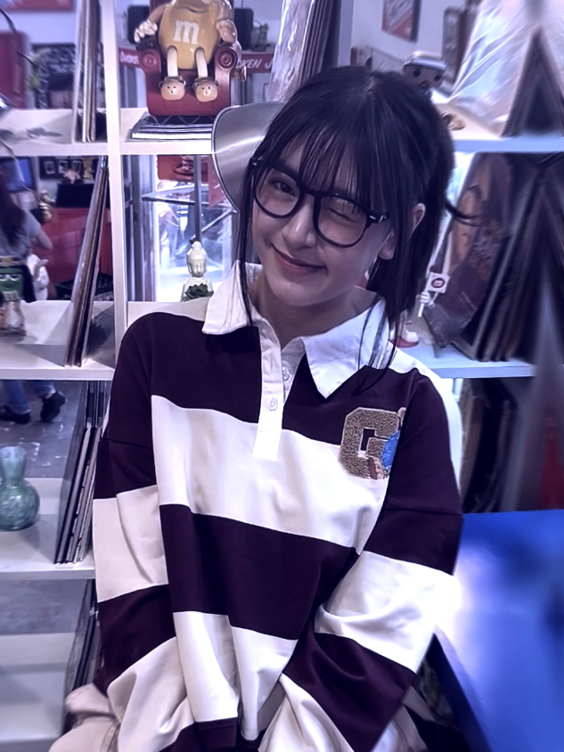 my bini gw jir🤭 penjelasan⬇️ “Kenapa cowok kalau lihat cewek cantik langsung bilang ‘my bini’?” → Ini sebenarnya fenomena psikologis dan budaya bercanda di internet. Ada 3 alasannya: --- 1️⃣ Ekspresi spontan ketertarikan Ketika otak melihat sesuatu yang dianggap menarik, otak langsung memberikan reaksi emosional lebih cepat daripada logika. Cowok gak mungkin bilang: > “Ah, wanita ini memenuhi standar daya tarik visual menurut otak limbik saya.” Jadi keluar versi cepatnya: “My bini.” = bahasa gabut untuk “gue suka”. --- 2️⃣ Fantasi kecil tanpa konsekuensi Ini semacam humor fantasi: • Tidak pakai risiko • Tidak serius • Tidak sungguhan melamar Orang bercanda seolah udah punya hubungan supaya lucu atau relate. Kalau bahasa dulu: > “Andai dia jadi milikku” Kalau bahasa zaman sekarang: > “MY WIFE❗” --- 3️⃣ Budaya meme dan tren internet Ini muncul karena konten lucu di TikTok, YouTube, Twitter, dll. Mirip seperti: Dulu	Sekarang “Cakep nih”	“MY BINI” “Bidadari turun dari kayangan”	“INI ISTRI GUA NIH” “Jodohku nih”	“CLAIM DULU BRO” Kalimatnya bukan serius, tapi format bercanda yang jadi trend komunikasi generasi online. --- Bonus Psiko-sosial: Sense of Ownership Cowok kalau kagum ke sesuatu kadang terbawa ekspresi “claiming”. Semacam: 