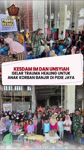 TNI dan Unsyiah Gelar Trauma Healing untuk Anak Korban Banjir di Pidie Jaya (Puspen TNI). TNI melalui Kesdam Iskandar Muda terus memperkuat perannya dalam mendukung proses pemulihan pascabencana di Provinsi Aceh. Bekerja sama dengan Tim Praktik Umum dan Terapeutik Belajar (Patubel) Universitas Syiah Kuala, Tim Kesehatan Gabungan (Timkes) Kesdam IM melaksanakan kegiatan trauma healing bagi anak-anak korban banjir di Gampong Meunasah Balek, Kecamatan Meureudu, Kabupaten Pidie Jaya, Senin (8/12/2025). Kehadiran TNI di lokasi bencana menjadi bukti nyata komitmen dalam membantu masyarakat secara menyeluruh, tidak hanya pada aspek fisik, tetapi juga mental. Kegiatan ini merupakan respons cepat TNI dalam menangani dampak psikologis pada anak-anak yang rentan mengalami tekanan mental pasca banjir. Selain menghadapi kerugian materi dan kerusakan lingkungan, anak-anak kerap mengalami rasa takut, kecemasan, hingga trauma akibat situasi darurat. Intervensi psikologis sejak dini menjadi langkah penting yang diambil TNI untuk memulihkan stabilitas emosional anak-anak dan memastikan mereka dapat kembali beraktivitas secara normal. Program trauma healing ini dirancang untuk membantu mengatasi luka batin dan gangguan emosional yang muncul setelah peristiwa traumatis. TNI memfokuskan upaya pemulihan agar anak-anak kembali merasa aman, tenang, serta mampu beradaptasi dengan kondisi pascabencana. Pendampingan psikososial seperti ini menjadi bagian integral dari operasi kemanusiaan TNI yang selalu mengedepankan pendekatan holistik dalam membantu masyarakat terdampak. Dalam pelaksanaannya, Timkes Gabungan Kesdam IM bersama Tim Patubel Unsyiah menerapkan metode terapi psikososial melalui aktivitas menyenangkan seperti permainan kelompok, kegiatan edukatif, hingga hiburan kreatif. Ragam kegiatan tersebut bukan hanya membantu mengurangi ketegangan emosional, tetapi juga memberikan ruang bagi anak-anak untuk mengekspresikan diri secara positif. Pendekatan ini terbukti efektif dalam membangun kembali rasa percaya diri dan mengikis rasa takut yang mereka alami. #tniprima  #tnirakyat  #indonesiamaju  #tnisiagabencana 