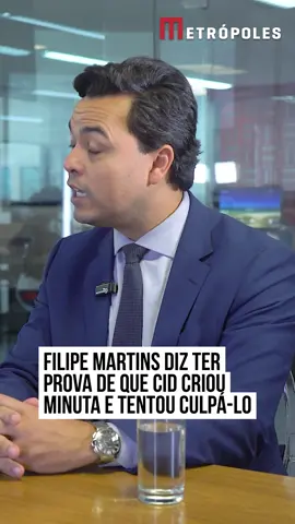 A defesa de #FilipeMartins sustenta que o tenente-coronel #MauroCid redigiu um documento que previa golpe de Estado e, para tentar tirar de si o foco das investigações, apontou o ex-assessor internacional de #Bolsonaro como o autor da minuta encontrada pela #PolíciaFederal (PF). Essa linha será apresentada nesta terça-feira (9/12) ao STF por Jeffrey Chiquini, que representa Martins. O advogado diz ter encontrado um plano de golpe, no celular de Mauro Cid, em meio a 78 terabytes de provas disponibilizadas nos autos. Os metadados do arquivo inédito, sustenta, comprovariam que o militar escreveu o documento. “Nós temos documentos exclusivos, inéditos, a apresentar na Corte amanhã. Nós conseguimos acessar o celular do Mauro Cid. Eu afirmo para vocês: Mauro Cid, diferente do que todo mundo imaginava, ele queria golpe. Ele criou uma minuta golpista e ele tentou convencer seus comandantes a dar um golpe de Estado. E tudo isso estava no celular dele, e foi omitido até hoje. Mauro Cid apresentou essa minuta aos comandantes, que não aderiram à sua vontade”, diz Chiquini. “É uma minuta diferente, que foi omitida até agora, mas nós encontramos no celular do Mauro Cid. É um decreto no qual Mauro Cid queria instalar no Brasil um ‘tribunal constitucional militar’. E ninguém aderiu à vontade dele. Mauro Cid criou uma falsa narrativa para se blindar. Mauro Cid criou o Filipe Martins porque sabia que essa minuta dele poderia ser descoberta, e ele precisava achar um culpado para se defender”, afirma o advogado. Essa nova minuta é diferente da já identificada pela PF e que colocou Filipe Martins no banco dos réus. Quanto a esta, a defesa de Martins nega que o ex-assessor seja o autor e alega que a minuta foi fotografada por Cid em 28 de novembro, durante reunião do tenente-coronel com outros integrantes do Exército. Em sua delação, Cid atribui a autoria a Martins, que chegou a ser preso preventivamente e agora aguarda o julgamento com tornozeleira eletrônica. #TikTokNotícias 📹 Paulo Cappelli/Metrópoles