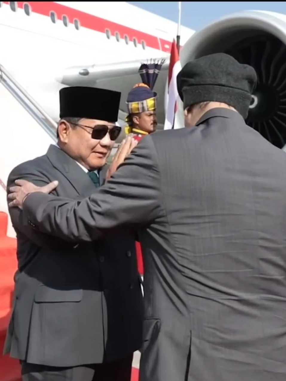 PM dan Presiden Pakistan Jemput langsung Presiden Prabowo di bandara Islamabad #prabowo #gibran  #kabinetmerahputih 