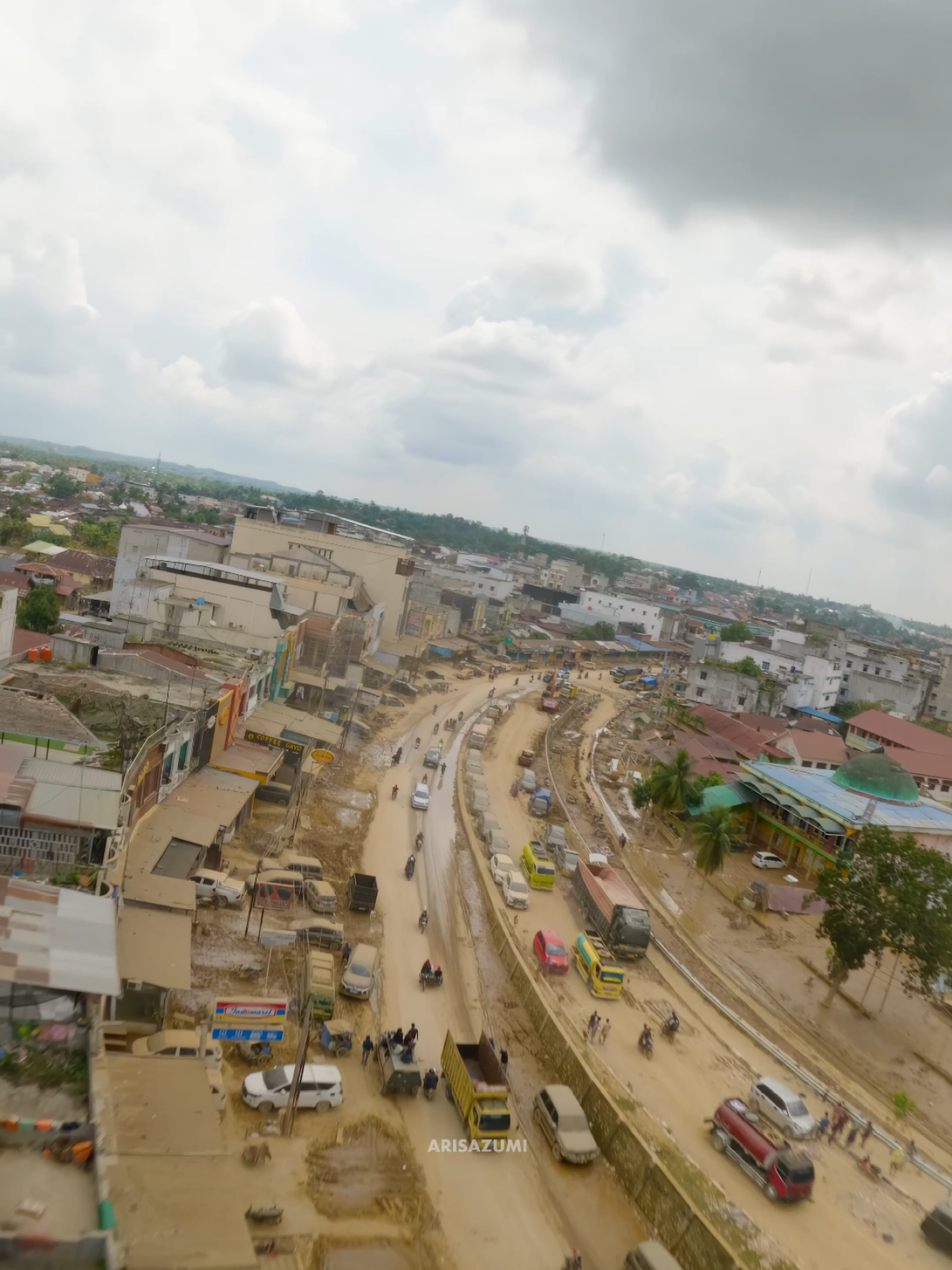 Kuala Simpang, 6 Desember 2025 - Dalam penerbangan lanjutan ini, saya mengarahkan drone FPV menuju pusat Kota Kuala Simpang untuk merekam kondisi terbaru setelah Banjir 2025. Dari udara terlihat bagian ruko di pusat kota yang masih bertahan karena konstruksinya yang permanen, meski area sekitarnya menunjukkan jejak kuatnya arus banjir. Informasi dari warga setempat menyebutkan bahwa ketinggian air di wilayah kota sempat mencapai sekitar 2 meter, meninggalkan dampak yang terlihat pada sejumlah bangunan dan infrastruktur. Pemantauan udara ini memberikan gambaran visual menyeluruh mengenai kondisi kota, termasuk akses jalan utama yang kini sudah kembali dapat dilalui. #FPVDrone #Banjir2025 #KualaSimpang #AcehTamiang #DroneFootage    