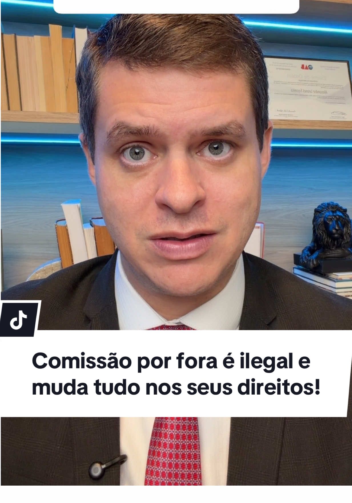 Você recebe comissão por fora e ela não entra nas férias nem no décimo terceiro? Se essa comissão é paga como parte da sua remuneração pelo trabalho que você realiza todos os meses, ela deve integrar as férias, o décimo terceiro, o aviso-prévio, o FGTS e todas as demais verbas trabalhistas. Quando a empresa tenta “separar” a comissão do salário apenas no papel, isso não retira o caráter salarial da verba. Na prática, se você recebe com frequência e como parte do seu trabalho, a lei considera salário. E se isso não estiver sendo pago corretamente, você pode exigir as diferenças na Justiça, com reflexos em todas as verbas. Para ter acesso ao link do Curso Trabalhador Preparado por um valor simbólico, escreva Curso nos comentários. Você já verificou se suas comissões foram incluídas nos seus direitos? #advogado #trabalhador #trabalho