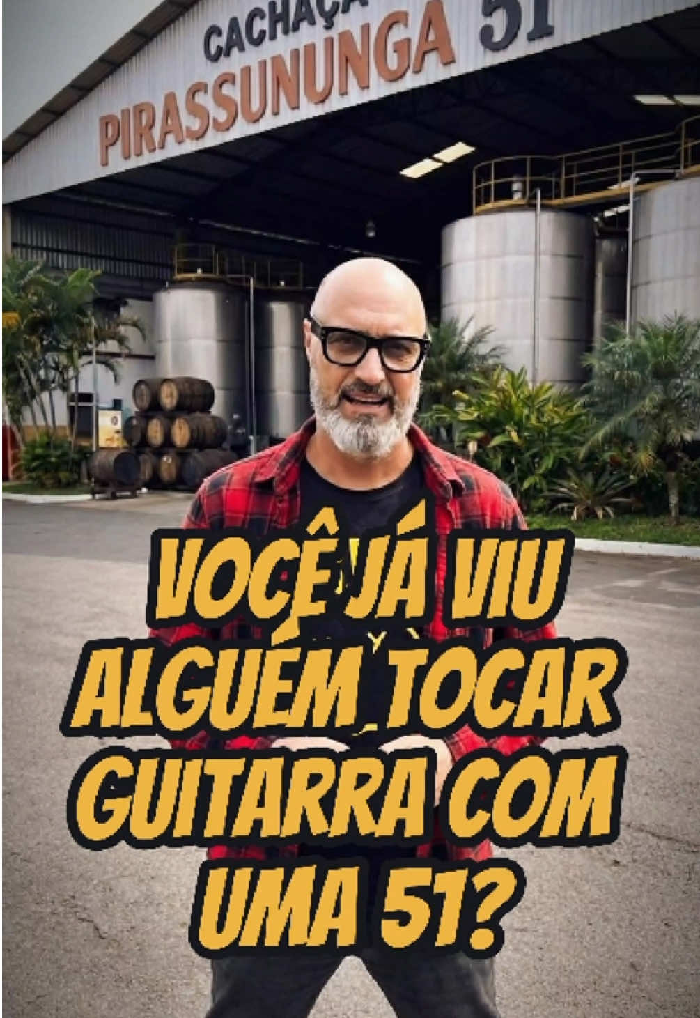 Em 6 de junho de 2003, no Rock am Ring, na Alemanha, uma cena completamente improvável entrou para a história do festival. Daniel Johns, vocalista do Silverchair, sobe ao palco segurando uma garrafa de cachaça 51 que ele tinha levado do Brasil depois da turnê de maio daquele ano. No meio do show, ele bebe em frente à plateia, chama a bebida de “tequila sul americana” e, na sequência, usa a própria garrafa como slide para tocar Israel’s Son. O som sujo, distorcido e agressivo virou um dos registros mais icônicos da fase Diorama ao vivo. O clima era tão caótico que ele chega a provocar o Iron Maiden, que tocava no palco principal. É um momento que mistura genialidade, descontrole e pura entrega performática, marcado para sempre na memória de quem viu. #silverchair #cachaça #cachaceiro #cachaceiros #pingaiada 