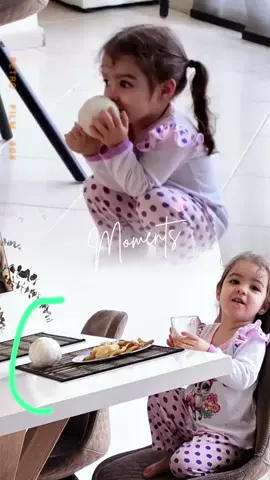 Durmió con la bola que hicimos!!! Puede ser más perfecta 🥰🥰🥰 Ojitos míos!!! #sarita #amputeegirl #mifortuna #amputee #amputada 