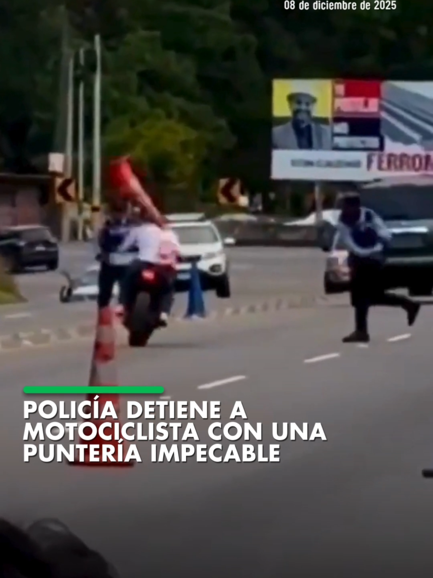 #Honduras | Tras desobedecer la señal de alto de un agente, un joven motociclista fue derribado de su moto por un policía. El episodio que ha provocado comentarios en redes por la habilidad del oficial y la imprudencia del conductor #ElDeber #Viral #Noticias 📹RRSS