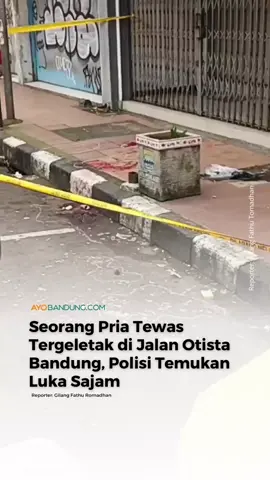 Seorang pria ditemukan tergeletak tak bernyawa di depan toko kitab dan alat tulis, Jalan Otto Iskandardinata, Kecamatan Regol, Kota Bandung, Selasa, 9 Desember 2025, pagi. Korban dalam keadaan terbaring di trotoar jalan dengan penuh darah. Salah seorang warga, Tedi (43) mengatakan, korban sudah dalam tidak bernyawa ketika dirinya mendatangi TKP. Ia yang kerap berdagang pada malam hari di sekitaran TKP menyebut tak ada keributan. Sementara itu, pantauan di lokasi jasad korban telah di masukkan ke dalam mobil ambulans. Darah korban terlihat di trotoar jalan. Tim INAFIS Polrestabes Bandung dan Polsek Regol melakukan olah TKP. Kapolsek Regol Kompol Heri Suryadi mengatakan, pihaknya tidak menemukan identitas milik korban. Korban diperkirakan berusia 40 tahun ke atas dengan tinggi sekitar 160 sentimeter. Dia bilang, terdapat beberapa luka pada tubuh korban. Dugaan kuat luka tersebut diakibatkan oleh benda tajam. Namun polisi masih mendalami kasus ini. Kini jasad di bawa ke rumah sakit Sartika Asih. Selengkapnya di Ayobandung.com (link di bio) Reporter: Gilang Fathu Romadhan