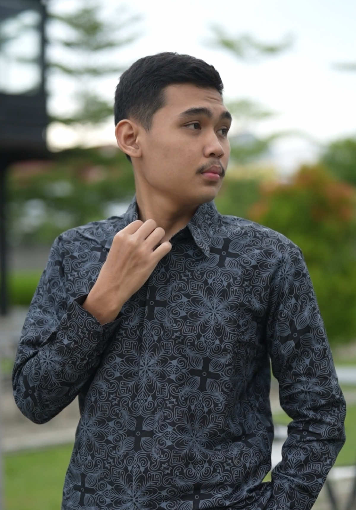 Kesan rapi, classy, dan timeless menyatu dalam satu kemeja batik dengan motif nirwana, cocok buat segala aktifitas di luar ruangan #batiknawilis #batikpria #kemejapria #rekomendasioutfit #batikkerja 