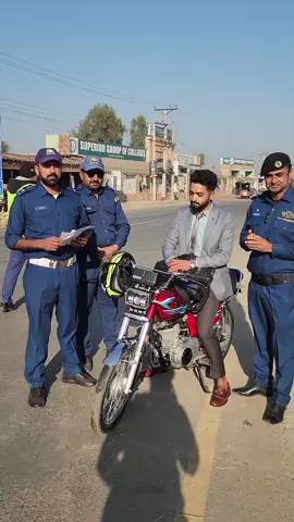 موٹرسائیکل کے آرٹیکلز کو پورا کریں۔ لائسنس اور ہیلمٹ کے ساتھ سائڈ مررز لگانا, دونوں نمبر پلیٹس کا ہونا, ایکسٹرا لائٹ لگانا, فینسی نمبر پلیٹ وغیرہ, ان سب پر چالان ہے۔ #police #traffic #punjab #MobilePoliceStation #fine 