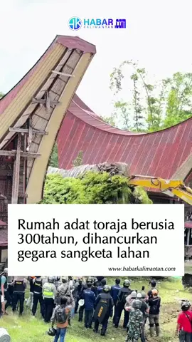 Tiga rumah adat tongkonan, termasuk tongkonan milik keluarga tertua (Ka’pun) yang diperkirakan berusia sekitar 300 tahun, bersama enam lumbung padi dan beberapa bangunan lain di Kelurahan Kurra, Kecamatan Kurra, Tana Toraja, dirobohkan menggunakan ekskavator pada Jumat, 5 Desember 2025. source: X @Pikiran_rakyat 🎥 :putraputritoraja  #rumahadattoraja #berusia300tahun #dihancurkan #sangketalahan #tanatoraja 