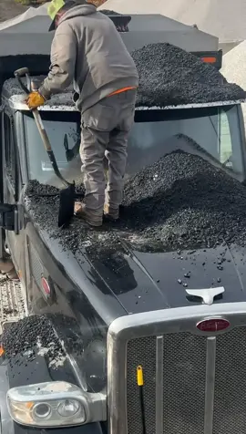 #trucking #peterbilt #asphaltlife #dumptruck #bluecollar 