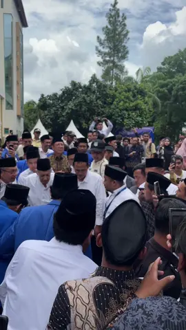 “Kita ini terlalu lama ingin dicintai makhluk. Mbok ya naik kelas dikit ingin dicintai Allah Subhanahu wa Ta’ala”  —KH Baha’uddin Nursalim—     #gusbaha #uii 
