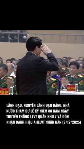Sáng 9-12, Đảng ủy, Bộ tư lệnh Quân khu 7 đã tổ chức trọng thể Lễ kỷ niệm 80 năm Ngày truyền thống Lực lượng vũ trang (LLVT) Quân khu 7 (10-12-1945 / 10-12-2025) và đón nhận danh hiệu Anh hùng LLVT nhân dân. Chủ tịch nước Lương Cường, Chủ tịch Hội đồng Quốc phòng và An ninh, thống lĩnh LLVT nhân dân dự và trao danh hiệu cao quý tặng LLVT Quân khu 7. Tổng Bí thư Tô Lâm, Bí thư Quân ủy Trung ương; Thủ tướng Chính phủ Phạm Minh Chính; Chủ tịch Quốc hội Trần Thanh Mẫn gửi lẵng hoa chúc mừng. Dự lễ kỷ niệm có các đồng chí: Nguyên Chủ tịch nước Nguyễn Minh Triết; nguyên Chủ tịch nước Trương Tấn Sang; nguyên Thủ tướng Chính phủ Nguyễn Tấn Dũng; nguyên Chủ tịch Quốc hội Nguyễn Thị Kim Ngân; nguyên Ủy viên Bộ Chính trị, nguyên Thường trực Ban Bí thư Lê Hồng Anh.  Cùng dự có các đồng chí Ủy viên Bộ Chính trị: Nguyễn Hòa Bình, Phó thủ tướng Thường trực Chính phủ; Đại tướng Phan Văn Giang, Phó bí thư Quân ủy Trung ương, Bộ trưởng Bộ Quốc phòng; Đại tướng Nguyễn Trọng Nghĩa, Bí thư Trung ương Đảng, Ủy viên Thường vụ Quân ủy Trung ương, Chủ nhiệm Tổng cục Chính trị Quân đội nhân dân (QĐND) Việt Nam; các đồng chí nguyên Ủy viên Bộ Chính trị, nguyên Bộ trưởng Bộ Quốc phòng: Đại tướng Phạm Văn Trà, nguyên Phó bí thư Đảng ủy Quân sự Trung ương (nay là Quân ủy Trung ương); Đại tướng Ngô Xuân Lịch, nguyên Phó bí thư Quân ủy Trung ương. Dự lễ có các đồng chí Bí thư Trung ương Đảng: Trịnh Văn Quyết, Trưởng ban Tuyên giáo và Dân vận Trung ương; Trần Lưu Quang, Bí thư Thành ủy Thành phố Hồ Chí Minh.  Dự buổi lễ có các đồng chí Ủy viên Trung ương Đảng, Thứ trưởng Bộ Quốc phòng: Thượng tướng Võ Minh Lương, Ủy viên Thường vụ Quân ủy Trung ương; Thượng tướng Phạm Hoài Nam; Thượng tướng Nguyễn Văn Hiền; Thượng tướng Nguyễn Văn Gấu; các đồng chí lãnh đạo, nguyên lãnh đạo Đảng, Nhà nước; lãnh đạo một số ban, bộ, ngành Trung ương, các tỉnh, thành phố cùng cán bộ, chiến sĩ LLVT Quân khu 7 qua các thời kỳ. #quankhu7 #80nam