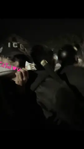 Cuộc đời dạy tôi một điều: Đừng sợ lẻ loi, hãy tập đứng vững một mình. Vì lòng người đổi thay nhanh như một cơn gió. Hôm nay nâng bạn lên tận mây xanh, ngày mai bỏ bạn dưới đáy vựng. Đó chính là bản chất của cuộc sống.#xh #xuhuong 