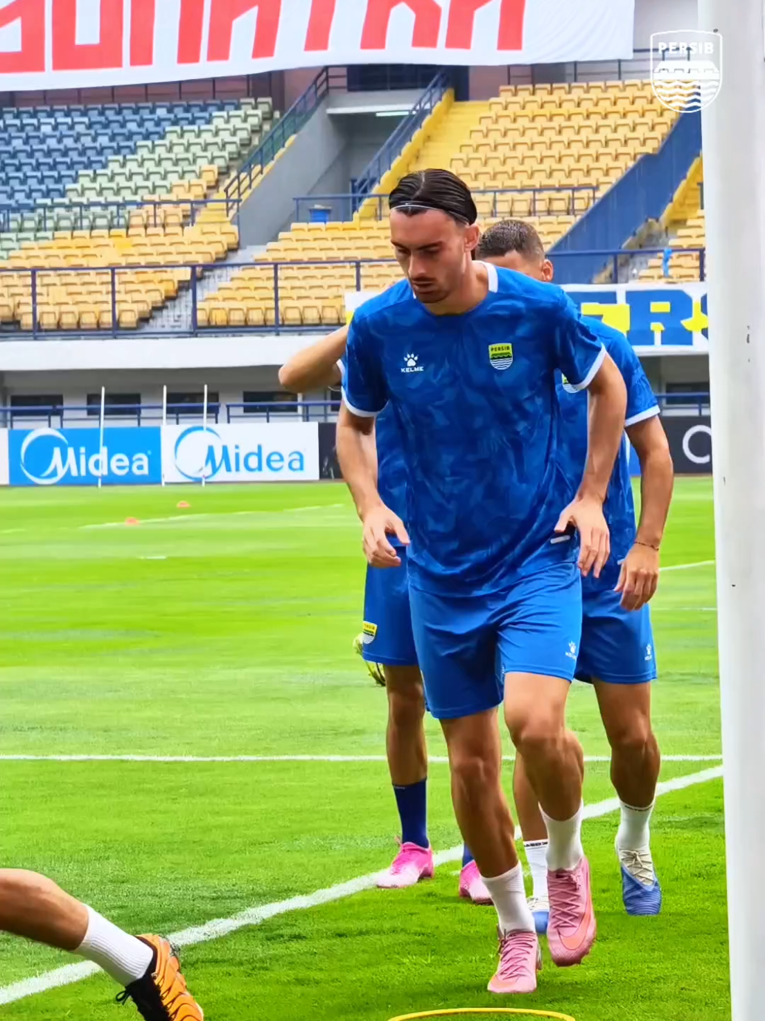 Jung & Adam Alis memperkuat Official Training hari ini barudak! 🔥💙 #PERSIB #WeArePERSIB #OlahragaTiktok 