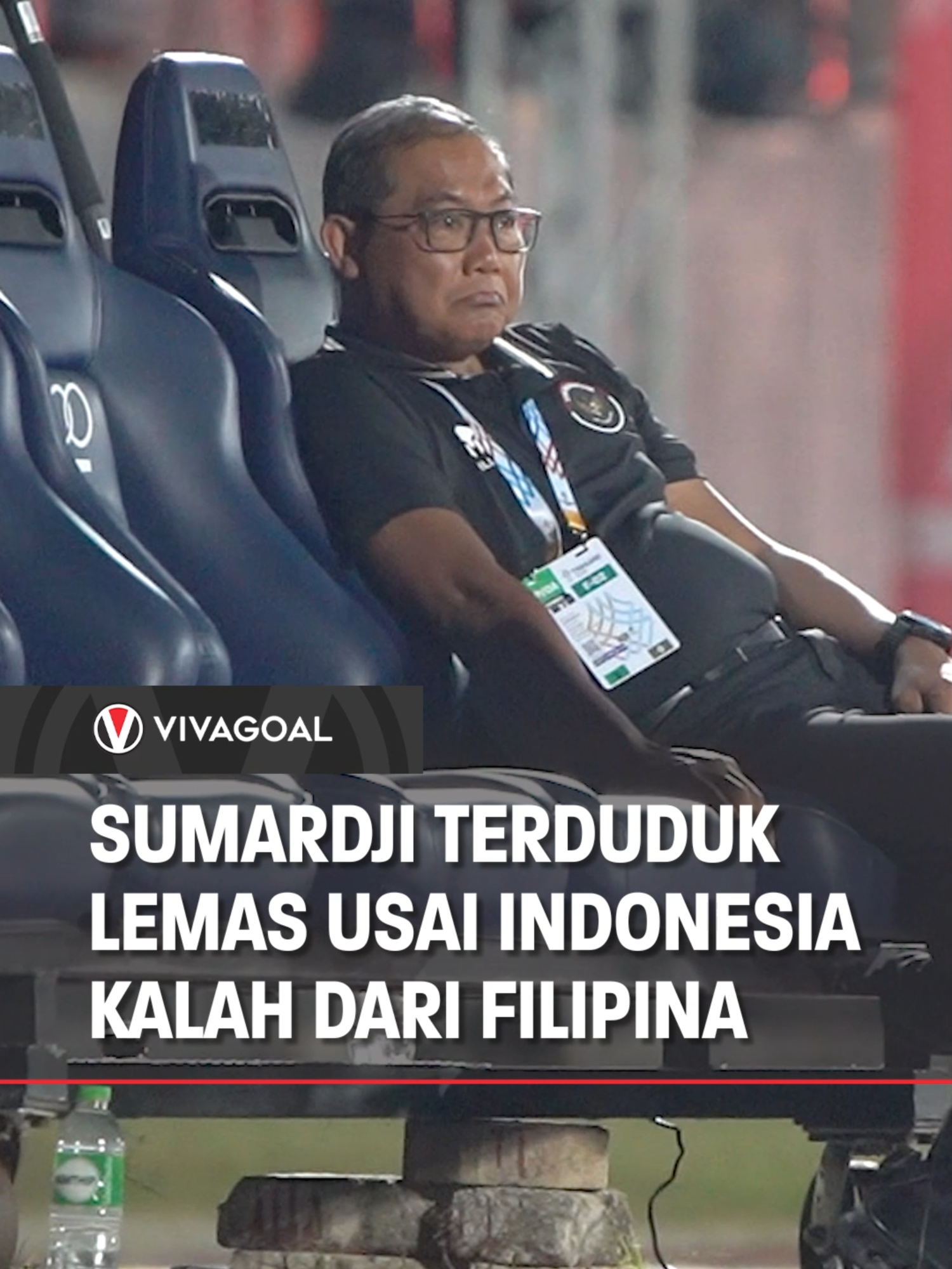 Momen Sumardji terduduk lemas di bench pemain usai kekalahan Indonesia kontra Filipina. Tetap semangat Pak Sumardji💪 #timnas #timnasindonesia #timnasgaruda #vivagoal