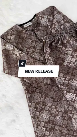 Khas untuk peminat kain songket untuk Kurung Kausar, didatangkan dengan songket tenun. #fyp #kurungsongket #raya2026 #kurungcantik #asyamolek 