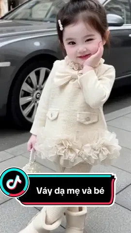 Váy dạ dành cho mẹ và bé . Bé diện đi học, đi chơi chuẩn xinh như nàng chúa mùa đông ạ. Có Size cho Mẹ diện đôi cùng công chúa nhỏ, dáng váy babydoll, dễ mix đồ… #thoitrangtreem #thoitrangmevabe #mevabe #aufits #xuhuong 