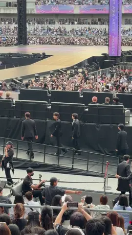 argghh the way they entered and got the respect they deserve and they way they are so humble with it too, I love you @몬스타엑스_MONSTA X so much, you deserve everything good #monstax 