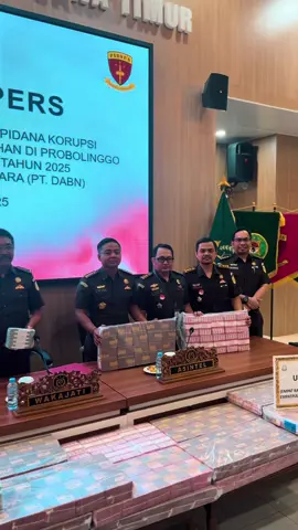 Konferensi Pers Penyitaan Uang Hasil Dugaan Tindak Pidana Korupsi Dalam Pengelolaan Kegiatan Jasa Pelabuhan Di Probolinggo Sejak Tahun 2017 Sampai Dengan Tahun 2025 Dari PT. DELTA ARTHA BAHARI NUSANTARA (PT.DABN) #jatim #surabaya #kejatijatim 