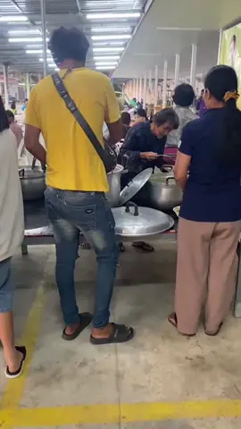 #เมื่อต้องกลับมาช่วยเหลือกันอีก  ไม่อยากเห็นภาพที่ไม่น่าจดจำ #เหตุปะทะตะเข็บชายแดน #เราจะผ่านมันไปด้วยกัน หลวงพ่อห่วงใยทุกๆคน #กำชับพ่อครัวแม่ครัวดูแลทุกคนเปรียบเสมือนครอบครัวเดียวกัน 