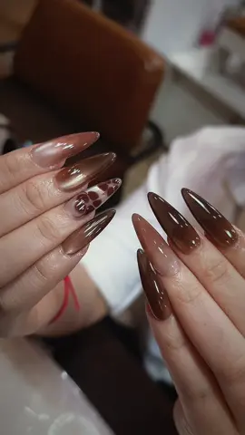 Mùa đông năm nay tone nâu được lòng các nàng quá #sonmatmeo #matmeo #naumocha  #maunail 