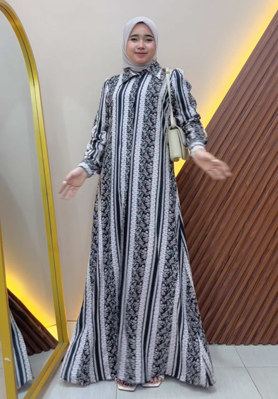 MinCa spill satu2 yaaa warna Elia terbaru,,, Mulai dr Elia Black 🖤 Warna paling aman paling masuk ke segala acara,, ☺️🫶🏻 #gamisraya #gamislebaran #dresslebaran #guncang1212 