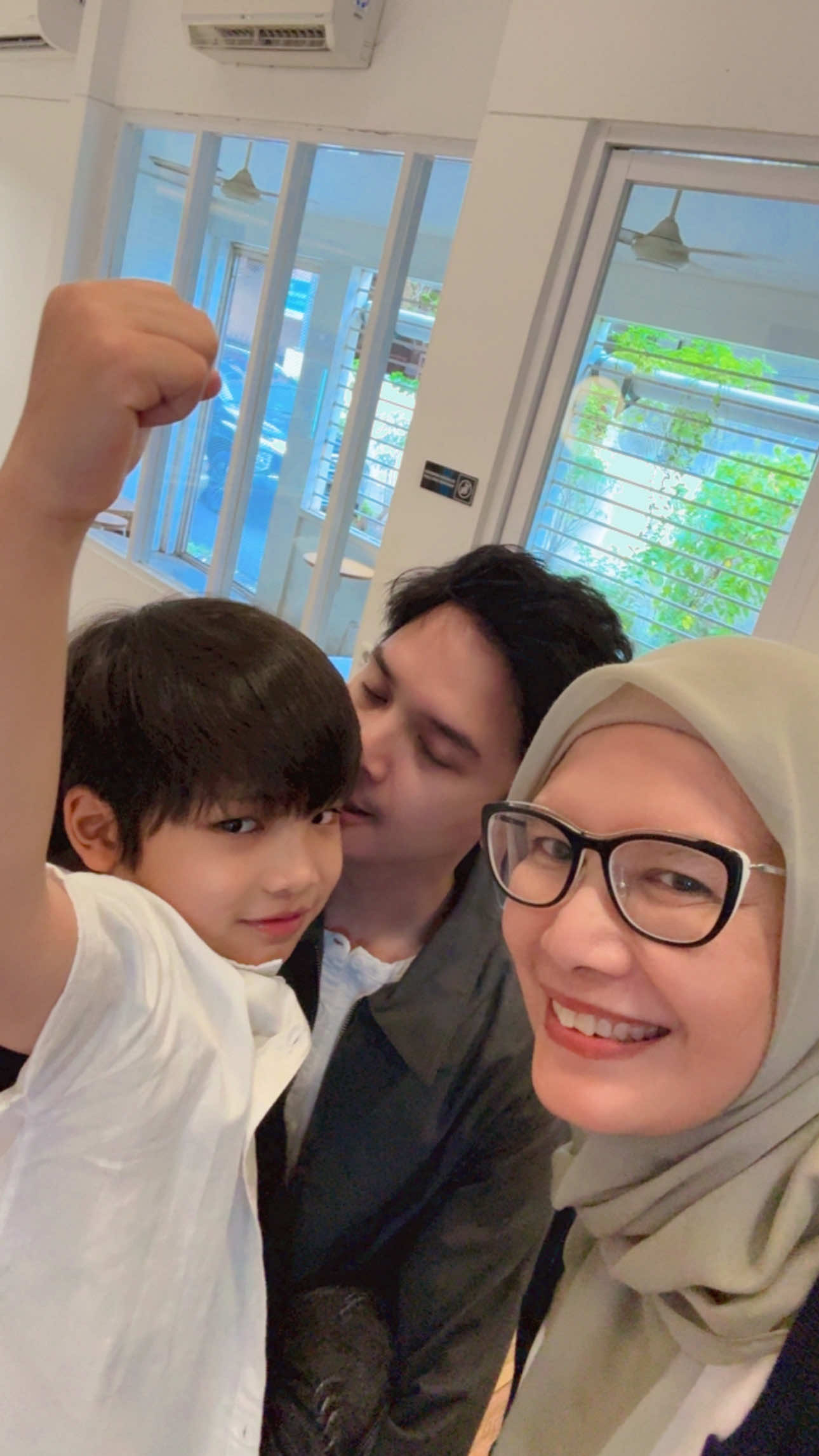 Ini kan yang kalian mau wahai anak2 onlineku  🙄😬😤🤪 eh iya ini dresscode ulang tahunnya putih/hitam jadi kita pake putih semua… Udah yaa 🫵🏼🤔 Tapi sayang kog sama kalian semua,sehat2 yaa 🫶🏼 #simpleoutfit #aginggracefully 