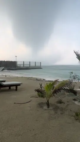 #اعصار_جدة #جدة_الان #explore #مطر #redsea جربت ادخل اعصار وتعبني 😂