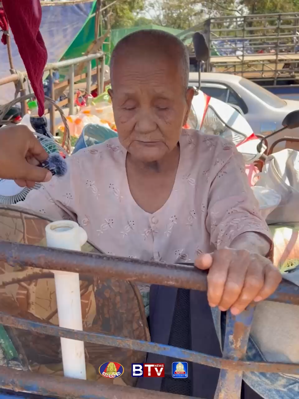 លោកយាយអាយុជាង៩០ឆ្នាំ កំពុងរត់ភៀសខ្លួនពីព្រំដែនកម្ពុជា-ថៃ ក្នុងខេត្តឧត្ដរមានជ័យ ឈឺចាប់ចំពោះសកម្មភាពយោធាថៃ ដែលបើកការបាញ់ប្រហារមកលើកងកម្លាំងកម្ពុជា និងប្រជាជនស៊ីវិល ដោយមិនគោរពបទឈប់បាញ់ និងកិច្ចព្រមព្រៀងសន្តិភាព។