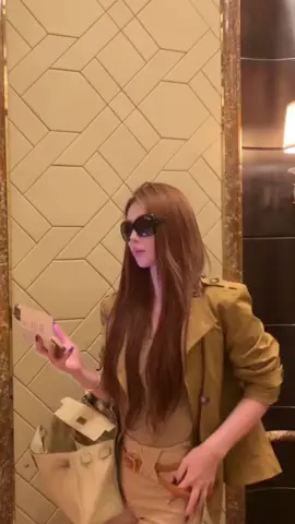 Cô ấy có 6 tự : tự trọng, tự hiểu, tự thương, tự do, tự lo, tự chủ …😀😀😀#lillyguangzhou 