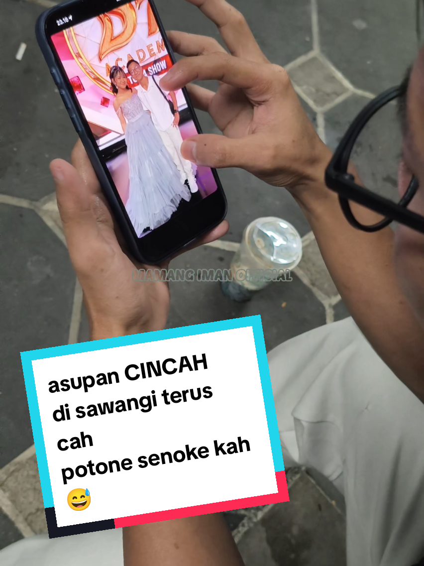 @da7_robi  LAGI NYAWANG FOTONE NOK @APINGG KAYONG CINCAH CINCAH 💕 #dangdutacademy7 #robijakarta #aprilda7 