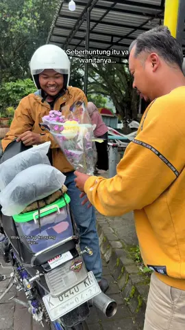 Aruna Fresh Flower💐 Sedikit cerita, mas nya ini ikut Event SLU dari plat K mampir ke sarangan cuma nepatin janjinya buat beliin fresh flower di Aruna 🤍  📍Sarangan depan @Penginapan & Villa Arto Moro  #arunafreshflower #freshflowers #telagasarangan #magetan24jam 