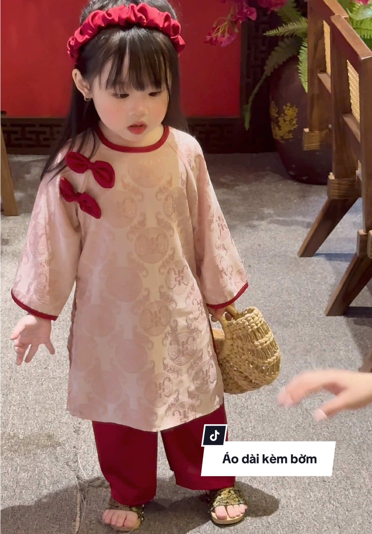 Uii màu này xinhh thế nhỉ❤️#xuhuong #thoitrangtreem #thoitrangbegai #aodaichobe #aodaitetchobe 