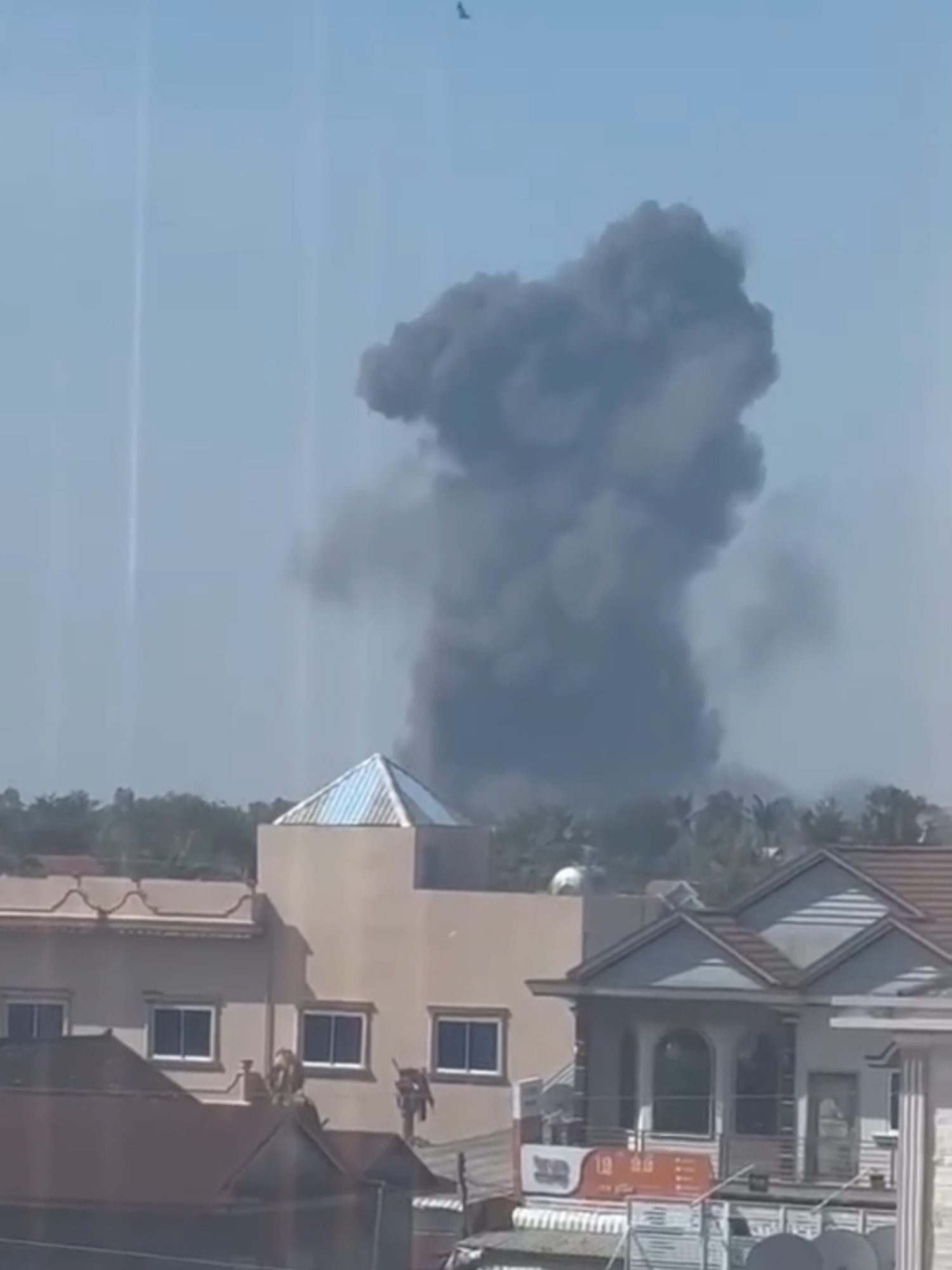 ด่วน!!! เครื่องบินรบ F-16 ของกองทัพอากาศไทย เปิดปฏิบัติการโจมตีทางอากาศ ทิ้งระเบิดนำวิถีด้วยเลเซอร์ แบบ GBU-12 Paveway II ต่อเป้าหมายคลังเก็บจรวด BM-21 และอาวุธหนักของกองทัพกัมพูชา จนเกิดการระเบิดดังต่อเนื่องอย่างรุนแรง กลางกรุงสำโรง (សំរោង) จังหวัดอุดรมีชัย (ខេត្តឧត្តរមានជ័យ)