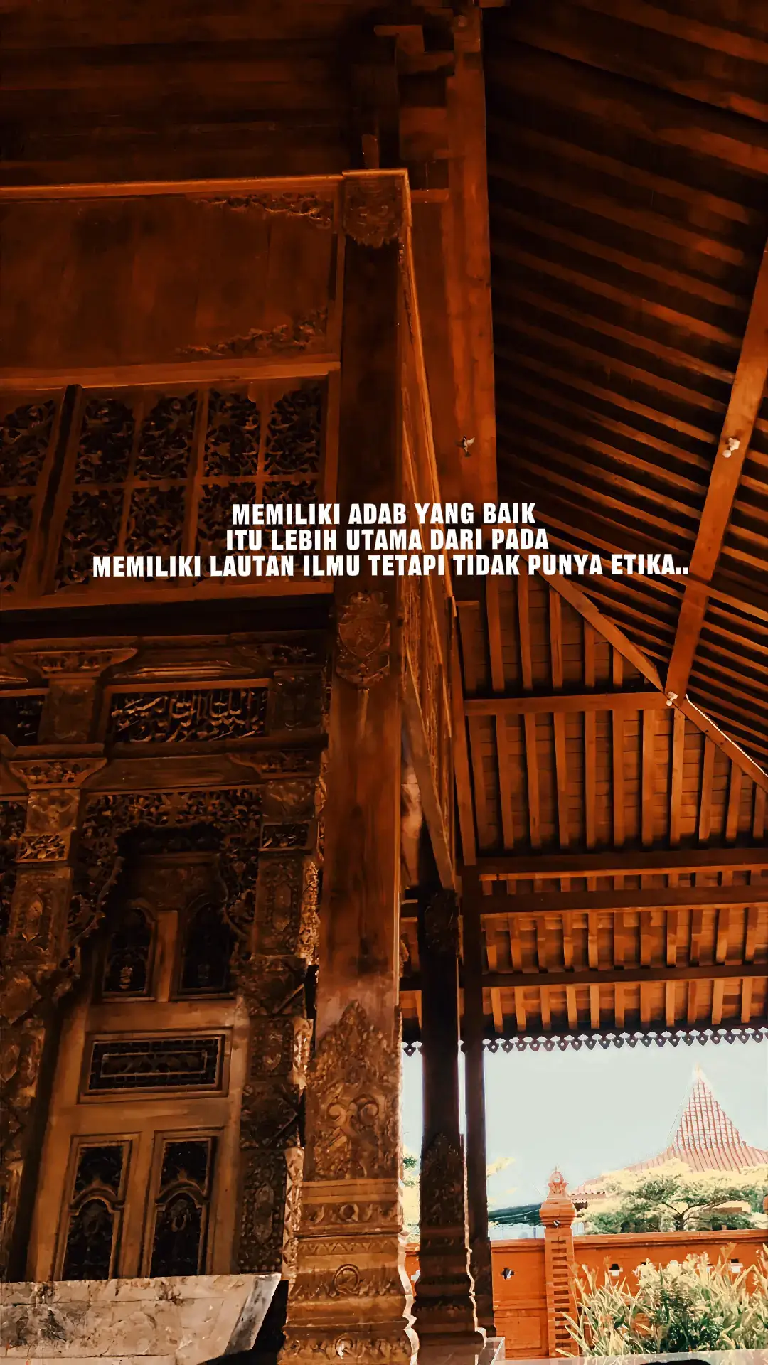 Adab adalah cahaya yang menyelamatkan manusia dari gelapnya batin..  Ilmu dapat memperluas wawasan, tetapi hanya adab yang mampu meluaskan jiwa  Dan manusia tidak benar-benar mulia sampai ia mampu menata tiga hubungan besar dalam hidupnya: dengan Tuhan, dengan manusia, dan dengan seluruh ciptaan.. ••Habluminallah dalam ajaran IKS bukan sekadar ritual, melainkan keadaan jiwa. Ia mengajarkan bahwa setiap langkah seorang saudara harus berangkat dari niat yang bersih, hati yang tunduk, dan kesadaran bahwa kekuatan sejati datang dari Allah. Inilah pondasi yang menuntun saudara agar tidak terjerumus pada kesombongan, iri, atau nafsu dunia. Di hadapan Allah, kita belajar merendah agar hidup diangkat, dan belajar ikhlas agar langkah diberkahi.. ••Habluminannas adalah ruh persaudaraan IKS yang tidak bisa dipisahkan. Ajaran menuntun kita menjaga tutur kata, tidak melukai hati orang lain, dan selalu menempatkan persaudaraan di atas kepentingan pribadi. Menghormati guru, menghargai sesama saudara, serta bersikap santun kepada siapa pun—itulah tanda bahwa adab telah menjadi pakaian. Dalam IKS, kehormatan tidak diukur dari suara yang lantang, tetapi dari hati yang mampu meneduhkan, memaafkan, dan menahan diri. Persaudaraan sejati bukan sekadar semboyan; ia adalah laku hidup. ••Habluminalalam adalah kesadaran bahwa seorang saudara hidup dalam tata nilai yang besar. Alam bukan hanya latar, tetapi guru diam yang mengajarkan kesabaran, keseimbangan, dan keikhlasan. Dalam ajaran IKS, menjaga alam adalah menjaga harmoni diri. Tidak merusak, tidak melampaui batas, dan selalu mensyukuri apa yang telah Allah titipkan. Alam yang terjaga adalah cermin dari hati yang terawat. Ketiga hubungan ini—dengan Allah, dengan manusia, dan dengan alam—adalah inti yang menegakkan ajaran IKS.PI. Siapa yang menjaga ketiganya, maka ilmunya akan menjadi cahaya, langkahnya akan membawa manfaat, dan kehadirannya akan menenangkan. Di situlah seorang saudara mencapai kemuliaan tertinggi: bukan karena yang ia kuasai, tetapi karena bagaimana ia menyucikan hati dan memuliakan hubungan-hubungan yang diamanahkan kepadanya.. #ikspi  #ikspipusatmadiun 