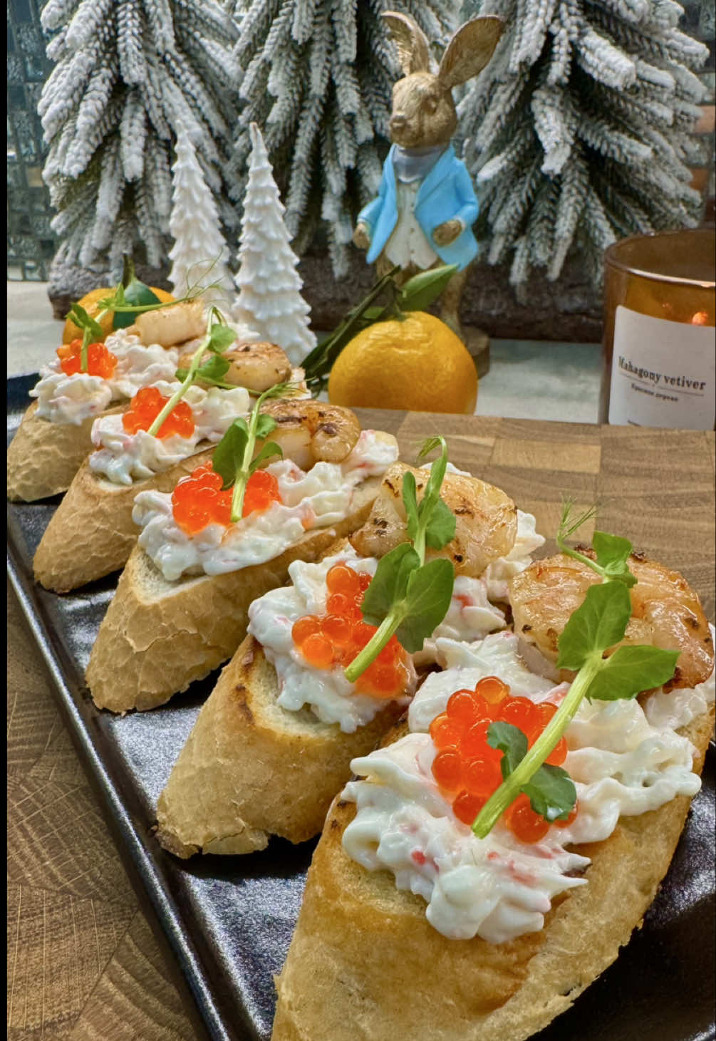 Брускетты «ПРАЗДНИЧНЫЕ»🎄 •багет (нарезать и немного поджарить на сливочном масле) •крабовые палочки + творожный сыр + чеснок  •креветки (посолить и обжарить на растительном масле) •красная икра •зелень для украшения #новыйгод #новыйгод2026