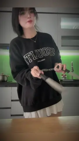 E Mới nhập môn nên chưa biết chơi đừng cười emmmm 🤣#thuhuyennunchaku #thuhuyennhuyễntiên #thuhuyencogiao9x #thuhuyentamkhuccone #thuhuyennails 