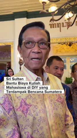 Usai mengirim bantuan berupa obat-obatan dan perbekalan kesehatan, Pemda DIY kini memberikan bantuan keuangan bagi para korban banjir di Sumatra. Penyerahan bantuan ini dilakukan langsung oleh Gubernur DIY, Sri Sultan Hamengku Buwono X pada Selasa (09/12) di Gedhong Wilis, Kompleks Kepatihan, Yogyakarta. Bantuan keuangan ini diterima langsung oleh perwakilan dari Pemprov Aceh, Sumatra Utara, dan Sumatra Barat, sebesar Rp1 miliar untuk setiap provinsi. Usai penyerahan, Sri Sultan mengatakan, bantuan ini diharapkan mampu membantu dan ikut menyelesaikan masalah banjir yang ada di 3 provinsi. “Kemarin kami juga sudah mengirimkan obat-obatan ke sana, saat ini untuk bantuan keuangannya,” ungkap Sri Sultan. Selain itu, Sri Sultan pun mengungkapkan, beliau telah menginstruksikan untuk mengontak kampus-kampus di DIY, untuk mendapatkan data para mahasiswa yang berasal dari daerah yang sedang terdampak bencana. “Kalau ada datanya, saya mohon untuk bisa kami dapatkan. Karena secara tradisi, Jogja pasti membantu mahasiswa yang kebetulan di tempatnya ada bencana,” imbuh Sri Sultan. Sri Sultan mengatakan, bantuan yang dapat diberikan Pemda DIY bagi para mahasiswa ini berupa bantuan biaya kuliah dan biaya hidup. Dari pengalaman pemberian bantuan saat bencana gempa Aceh, NTB dan Sulawesi Tengah, pemberian bantuan bisa diberikan selama delapan bulan. “Tujuannya untuk meringankan beban orang tua mereka, karena pasti kondisinya juga sedang tidak baik. Biasanya selama delapan bulan, tetapi nanti kalau masih ada masalah, bisa diteruskan dulu. Ini sudah begitu dari dulu,” kata Sri Sultan. Selengkapnya di jogjaprov.go.id ____ #GubernurDIY #SriSultanHBX #PemdaDIY #JogjaIstimewa #HumasJogja Reposted from @humasjogja @Humasjogja