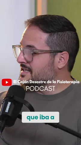 🔥 LA LÍNEA QUE NUNCA DEBERÍAMOS CRUZAR EN FISIOTERAPIA 🔥 A veces en redes sociales vemos cosas que, simplemente, dan vergüenza ajena dentro de la profesión. Y hoy, en el Cajón Desastre de la Fisioterapia, @gerard_berenguer y @tommyjuliaquevedo.physio lo dicen claro: no todo vale por ganar seguidores. 💬 En la conversación del capítulo, aparece un ejemplo extremo. Gerard lo explica tal cual: estuvo a punto de grabar un reel poniendo un pene de plástico encima de la mesa para decir “No todo vale para vender en fisioterapia”. Porque cuando alguien cruza ciertos límites, la mejor analogía es esa: mostrar lo absurdo que se está volviendo el juego de las redes. 💥 El problema no es solo que haya quien sobrepasa los límites morales… sino que lo haga teniendo un altavoz gigante. Más de un millón de seguidores, y en lugar de aprovecharlo para enseñar, inspirar o dignificar a la fisioterapia, se utiliza para hacer espectáculo barato. 🤦‍♂️ Y lo peor es que, desde los colegios profesionales, muchas veces nadie pone freno. Y eso deja a toda la profesión en mal lugar. 🙌 La fisioterapia es ciencia, es clínica, es responsabilidad. No un show. No un circo. No un escaparate para vender cualquier cosa. Ojalá cada persona con impacto en redes entendiera el peso que tiene lo que publica, y lo utilizara para construir una profesión más respetada, no para mancharla. #fisioterapia #fisioterapeutas #profesionsanitaria #eticaprofesional #contenidoconvalor    