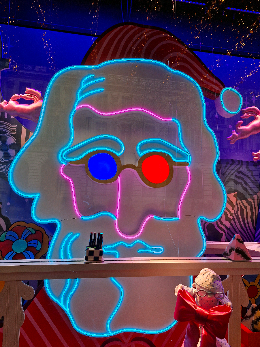 Où voir les plus belles décorations de Paris ? 📍Galeries Lafayette Haussmann  📍Printemps Haussmann 📍La Samaritaine  #recommendation #christmasinparis #christmas #illumination 