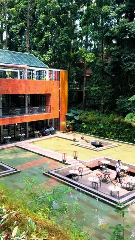 Nemu lagi nih hidden resto di tengah hutan pinus yang sejuk banget, udaranya fresh embience nya cozy parah. 📍 The lake House, Pesona Alam Resort,Jalan Taman Safari, Cisarua Bogor. Untuk penginapannya, aku rekomendasiin banget booking dari aplikasi RedDoorz, banyak pilihan hotel dan type kamar yang bersih aman dan nyaman, harganya jugaaffordable banget, biar makin hemat Wajib pake kode promo 