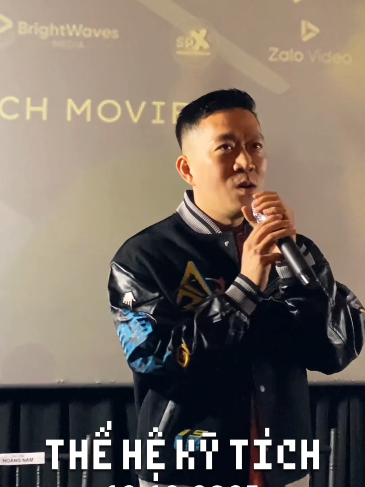 Dàn diễn viên THẾ HỆ KỲ TÍCH lần đầu chính thức ra mắt với báo chí sáng 9/12 tại CGV Vạn Hạnh Mall - TP.HCM. Đoàn phim sẽ tiếp tục ra mắt với khán giả Hà Nội vào 10/12 THẾ HỆ KỲ TÍCH (Bà Đừng Buồn Con). CHÍNH THỨC KHỞI CHIẾU TOÀN QUỐC 12.12.2025 📅 Suất chiếu Hạnh Phúc vào ngày 10.12.2025 #thehekytich #badungbuoncon #VietNamvuonminh #challengeme #DaodienHoangNam #HoangNam