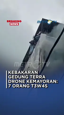 Kebakaran melanda Gedung Terra Drone di Jalan Suprapto, Cempaka Baru, Kemayoran, Jakarta Pusat, Selasa (9/12). #MetroTV #tiktokmetrotv #beritaviral #fyp #tiktokberita #viral #kebakaran #jakpus #gedungterradrone #terradrone #dramatis #penyelamatan #sijagomerah #terbakar #breakingnews
