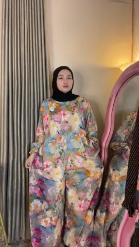 Ada motif baru nih MEIRA 😘 #setelanwanita #setelan #setelanjumbo 