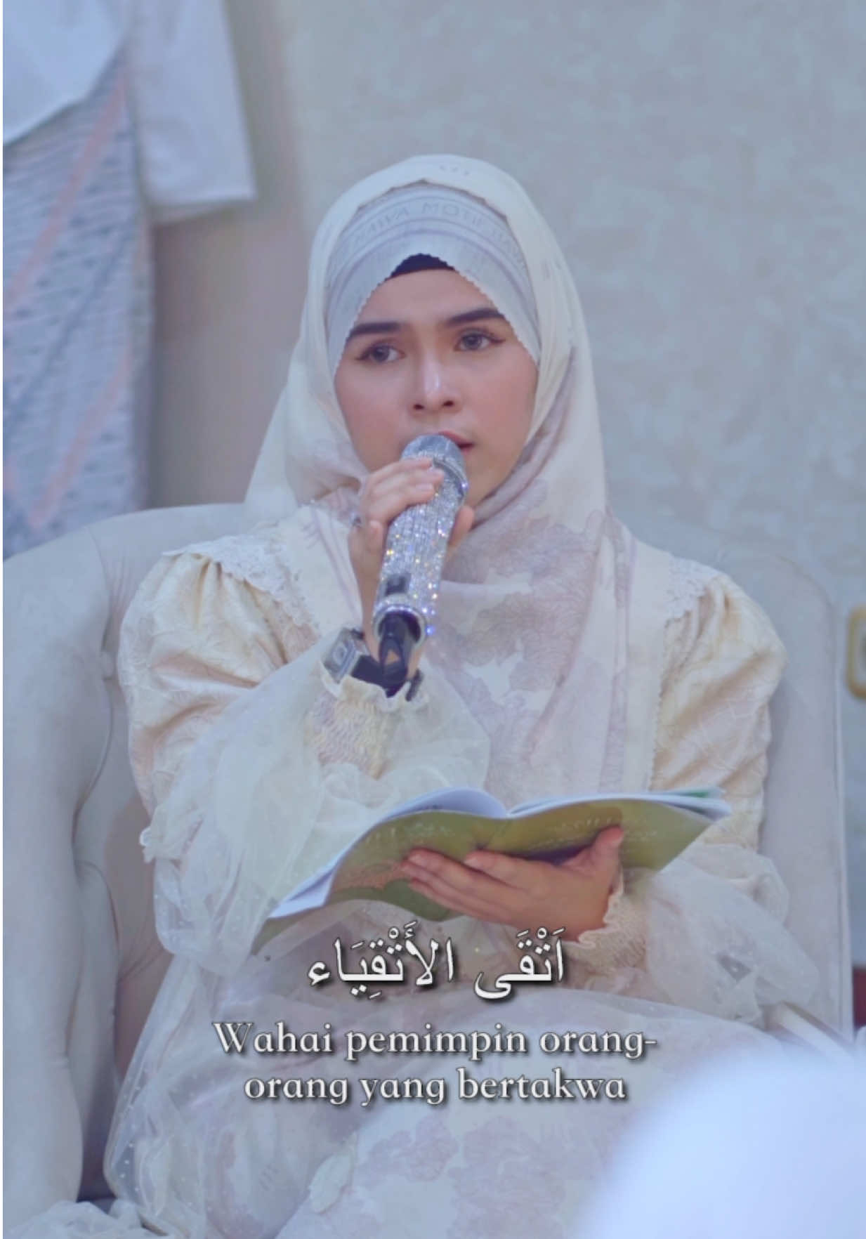 Selama acara berlangsung jujur  Tak henti henti nya rasa haru menyelimuti hati ini dan ikut berbahagia atas karunia yg Allah berikan kepada keluarga ibu dona berisa dan bapak syaiful bahri🥹 . Setelah penantian panjang 11 tahun lamanya menantikan moment ini , setelah melalui segala upaya dan ikhtiarnya , di titik kepasrahannya , beliau berangkat ke tanah suci dan memohon sekali lagi kepada Allah agar di berikan keturunan . di khususkan utk meminta itu saja tidak ada hal lain. Dan saat itu Allah menjawab doanya dengan cinta, Allah ijabah doanya . Mashaallah 🥹😭 . Mari temen temen kita doakan keluarga beliau slalu dalam lindungan Allah swt dan di penuhi keberkahan setiap langkahnya. Sehat ibunya dan di berikan kemudahan selama proses kehamilan nya sampai dengan persalinan .  Dijadikan nya anak yg sholeh , sukses dunia akhirat ✨ . Smoga yg meng Aamiinn kan doa ini ketularan berkah nya ya  Dan segera bisa menyusul garis 2 💕 . . . #nadasikkah #pejuanggaris2 #sholawat #nengnada #nadahaydar 