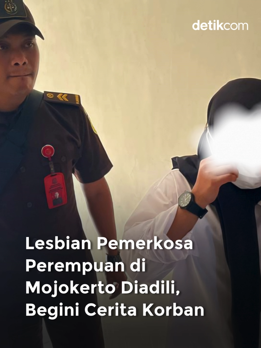 Lesbian asal Kota Bandar Lampung berinisial DS (33) menjalani rangkaian persidangan di Pengadilan Negeri (PN) Mojokerto. Sebab DS diduga memerkosa janda anak dua berinisial MZ (35). Berikut cerita korban. Sidang terdakwa DS digelar tertutup di ruangan Cakra, Pengadilan Negeri (PN) Mojokerto. Sebab tergolong perkara kejahatan terhadap kesusilaan. Pada sidang kali ini, DS diperiksa sebagai terdakwa. Korbannya merupakan janda anak 2 asal Kecamatan Gondang, Mojokerto. Sehari-hari, MZ bekerja di salon potong rambut dan rias pengantin milik saudaranya. Dalam perkara ini, ia dan 2 temannya berinisial PH (18) dan FU (30) telah diperiksa sebagai saksi. MZ mengaku kenal DZ melalui DM TikTok sekitar April 2025. Kemudian dua perempuan ini bertukar nomor WhatsApp. Tak sampai satu bulan, DS menganggap MZ sebagai istrinya. 